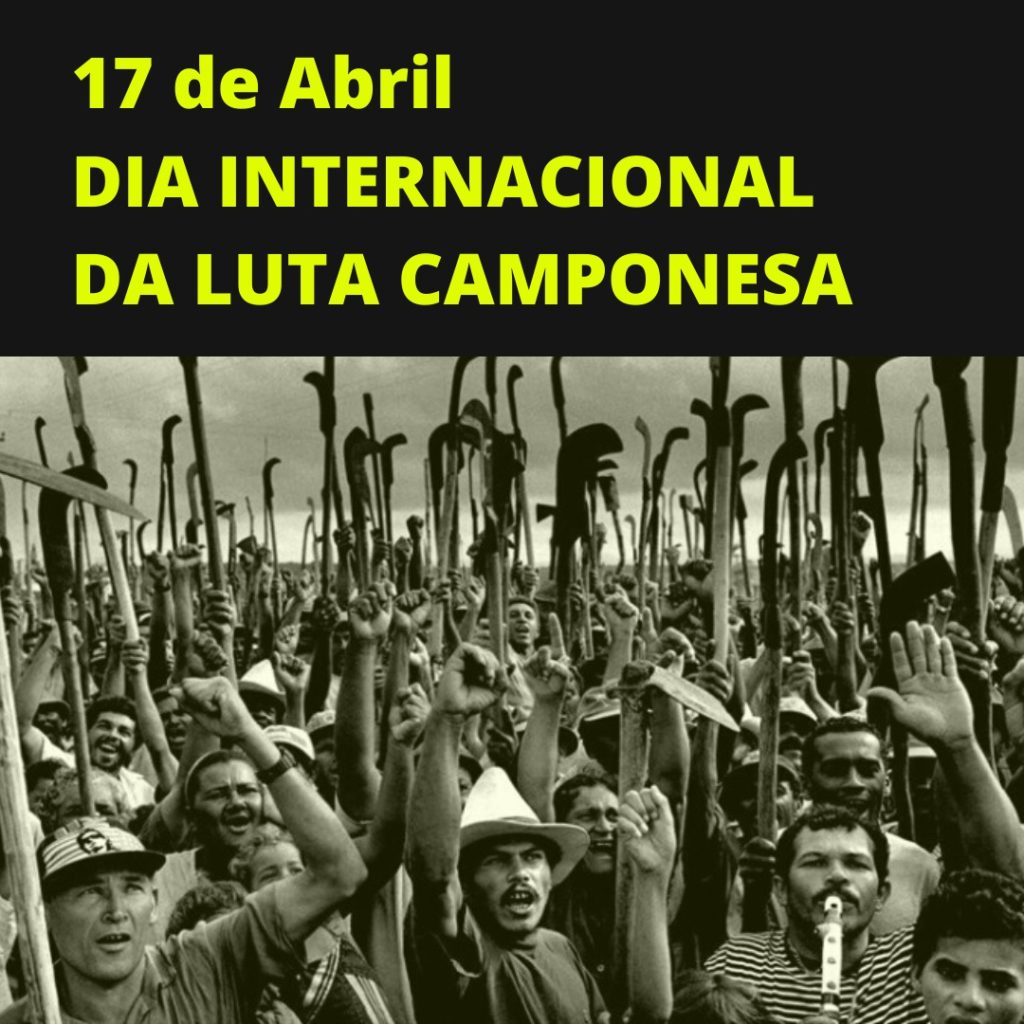 Imagem em preto e branco, na parte superior tem uma tarja preto onde se lê: 17 de Abril, dia internacional da Luta Camponesa. Abaixo, uma foto de Sebastião Salgado, com centenas de trabalhadoras e trabalhadores com ferramentas de trabalhar a terra e as mãos levantadas.