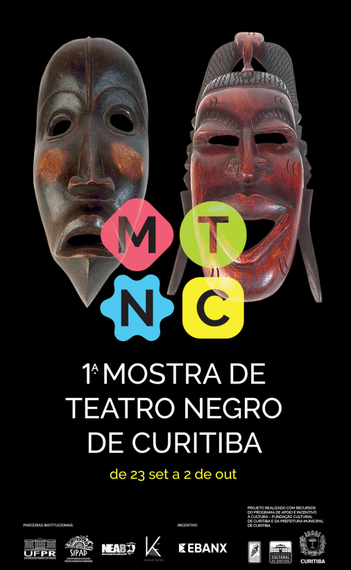 Cartaz de divulgação da 1ª Mostra de Teatro Negro de Curitiba.
Imagem gráfica de fundo preto. Na metade de cima do cartaz, duas máscaras africanas representando as mascarás teatrais da tragédia e da comédia, encontram-se dispostas lado a lado. Sobre as máscaras, encontram-se as letras M, T, N e C. Elas formam a sigla da Mostra e cada uma está localizada sobre um fundo de cor e formato diferente. A letra M está sobre um fundo losangonal vermelho de pontas arredondadas, a letra T está sobre um fundo circular verde, a letra N está sobre um fundo estrelado azul, cujas pontas são arredondadas, e a letra C está sobre um fundo quadrado amarelo, também de pontas arredondadas. 
Na metade de baixo do cartaz, em destaque, encontra-se o título do evento: “1ª Mostra de Teatro Negro de Curitiba”, e, logo abaixo, o período do evento: 23 de setembro a 2 de outubro. No rodapé encontram-se os logos dos parceiros institucionais: UFPR, SIPAD, NEAB, Grupo Teatral Ka; da instituição que proporciona incentivo: Ebanx; e a logo da fundação cultural de Curitiba, e o brasão da Prefeitura de Curitiba.
Acima das três últimas logos lê-se: Projeto realizado com recursos do programa de apoio e incentivo à cultura - Fundação Cultural de Curitiba e da Prefeitura de Curitiba. 
